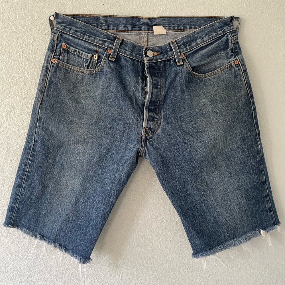 LEVIS SHORTS SIZE 34
